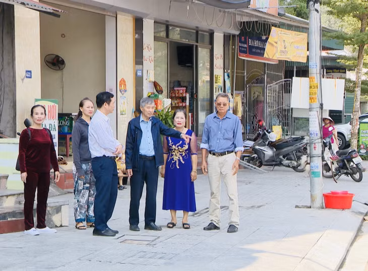 Ông Lê Hồng Cẩm (thứ 3 phải sang) tuyên truyền người dân giữ gìn khu phố xanh, sạch, đẹp.