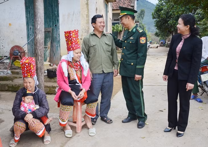 Cán bộ, chiến sĩ Đồn Biên phòng cửa khẩu Hoành Mô (Bình Liêu) tuyên truyền, vận động nhân dân giữ gìn, phát huy bản sắc văn hóa đồng bào.