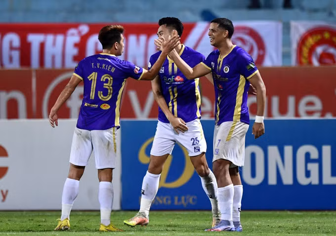 Lucas (số 7) ghi bàn duy nhất giúp Hà Nội thắng trận derby, chạm một tay vào Cup vô địch. Ảnh: Hiếu Lương