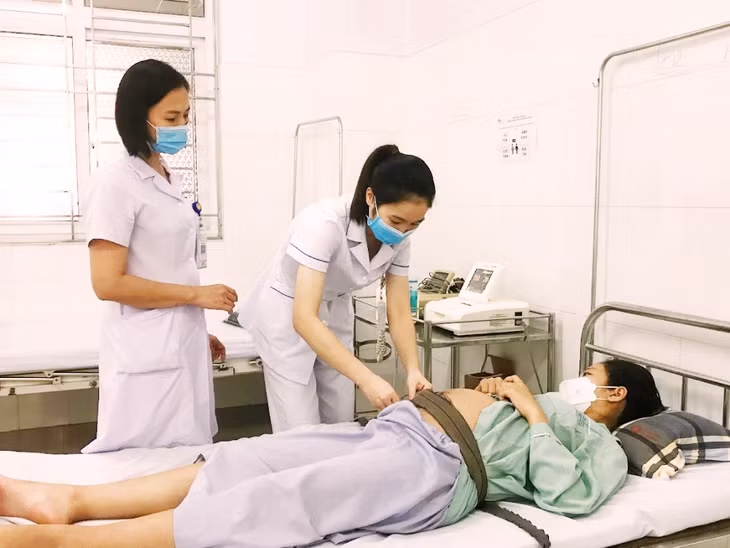 Điều dưỡng viên của TTYT Bình Liêu học tập trực tiếp tại Khoa Sản, Bệnh viện Bãi Cháy.