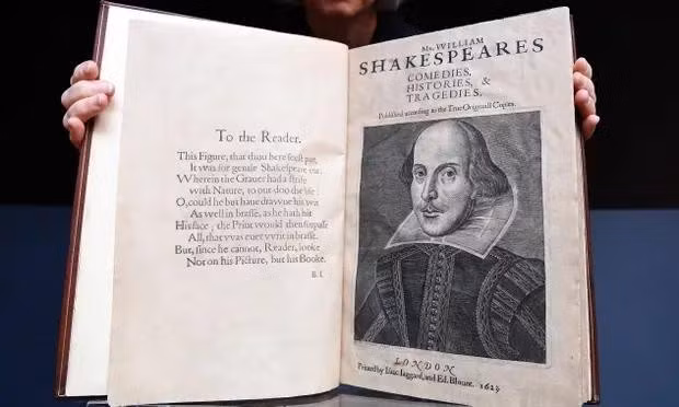 Chân dung nhà viết kịch trên cuốn First Folio. Ảnh: EPA.