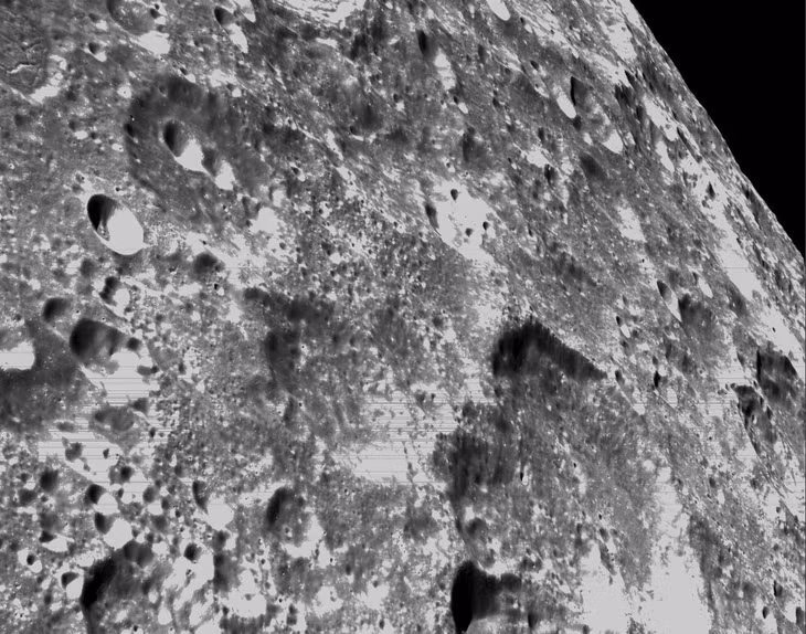 Tàu vũ trụ Orion của NASA đã chụp những bức ảnh đặc biệt về bề mặt Mặt trăng ở khoảng cách 130km