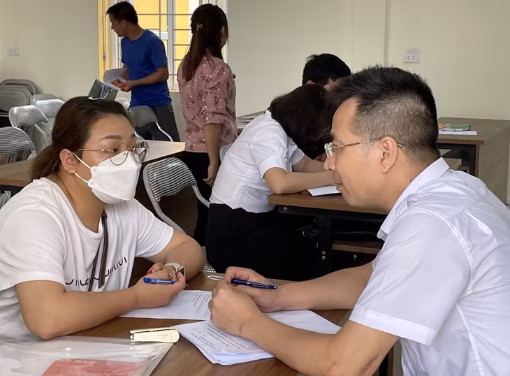 Tư vấn giải quyết cho người dân tại thôn Nà Choòng, xã Đồng Văn, huyện Bình Liêu.