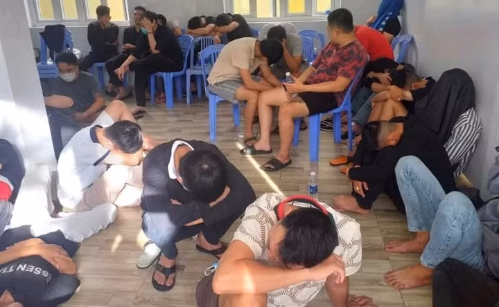 Những người có mặt trong quán karaoke được đưa về cơ quan công an test nhanh ma túy. (Ảnh: Công an Đà Nẵng).