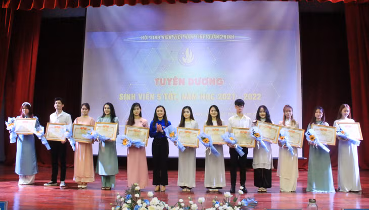 Đồng chí Nguyễn Phương Thảo, Phó Bí thư Tỉnh Đoàn trao tặng bằng khen của BCH Tỉnh Đoàn cho các sinh viên đạt danh hiệu "Sinh viên 5 tốt" năm học 2021-2022.