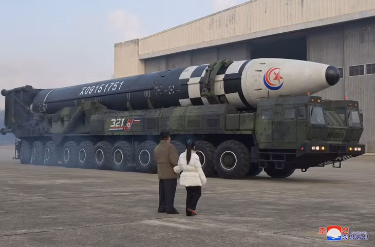 Cha con ông Kim Jong-un thị sát vụ phóng tên lửa ICBM. Ảnh: AFP/KCNA