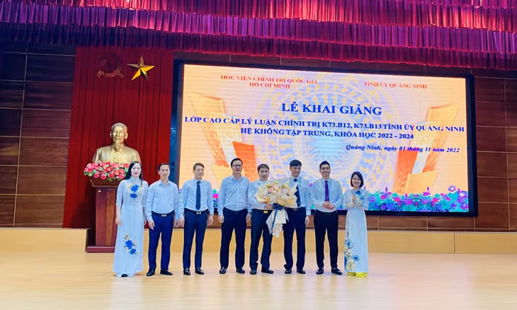 Đại diện học viên các lớp cao cấp lý luận chính trị khóa 2022-2024 tặng hoa chúc mừng các thầy cô giáo của Học viện chính trị quốc gia Hồ Chí Minh tại lễ khai giảng.