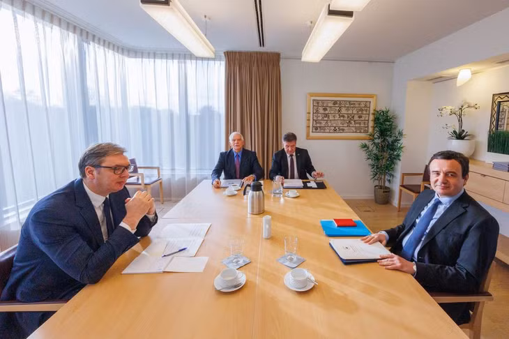 Từ trái sang: Tổng thống Serbia Aleksandar Vucic, Đại diện cấp cao của EU về chính sách đối ngoại Josep Borrell, Đặc phái viên EU về Đối thoại Kosovo-Serbia Miroslav Lajcak và nhà lãnh đạo Kosovo Albin Kurti. Ảnh: DPA