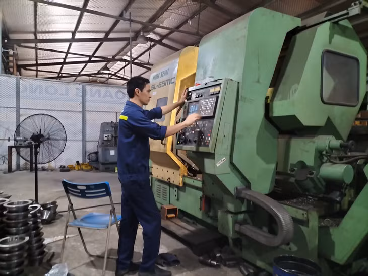 Công nhân Công ty CP Lê Hoàng Long vận hành máy tiện CNC.