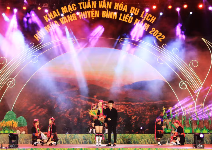 Thí sinh Lê Thị Liên (Trường Mầm non Vô Ngại) trình diễn trang phục của dân tộc Dao Thanh Y với hoạt cảnh sinh động.