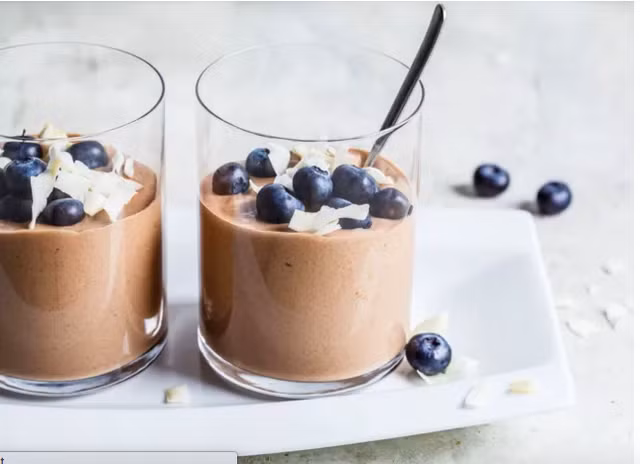 Món ăn này chứa đầy chất chống oxy hóa từ quả việt quất, dâu tây và chỉ có 24 gr carbohydrate