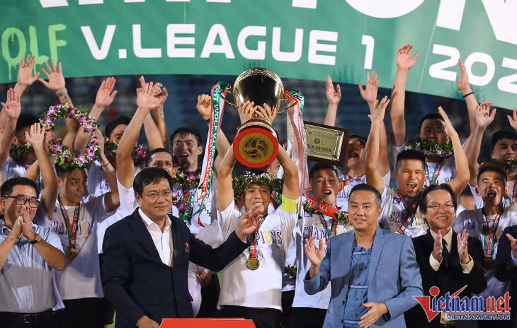 Đánh bại Hà Tĩnh 2-0, Hà Nội đăng quang V-League 2022. Đội trưởng Văn Quyết là người nhận cúp vô địch từ BTC giải