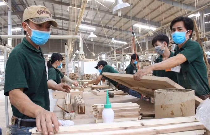 Công nhân làm việc trong ngành sản xuất chế biến gỗ. Ảnh: Đình Trọng