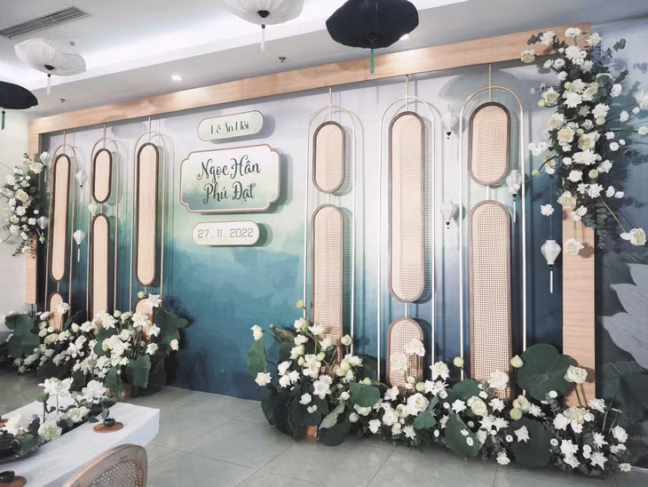 Được biết dàn bê tráp của Ngọc Hân gồm Ngọc Nữ, MC Quỳnh Hoa, diễn viên Lương Thanh, Hoa hậu dân tộc Ngọc Anh, MC Hạnh Quyên. Các người đẹp thân thiết đến dự lễ ăn hỏi của Ngọc Hân như Á hậu Dương Tú Anh, Hoa hậu Đỗ Mỹ Linh, Á hậu Phương Nga, MC Mai Ngọc…