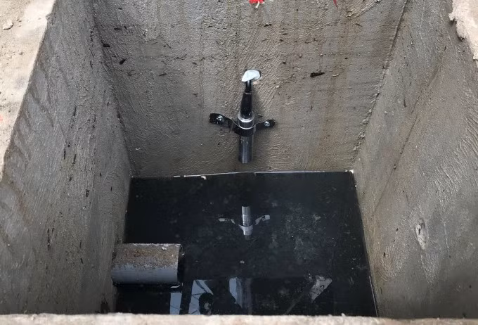 Cảm biến lắp đặt tại giếng đo được thi công cạnh cống thoát nước chính. Ảnh: NVCC
