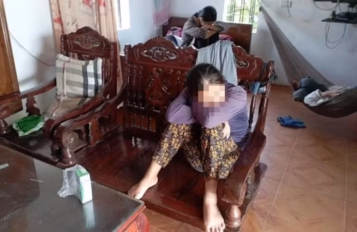 Gia đình anh Công đau đớn, chờ đợi phép màu sẽ xảy ra với anh. (Ảnh: TY)
