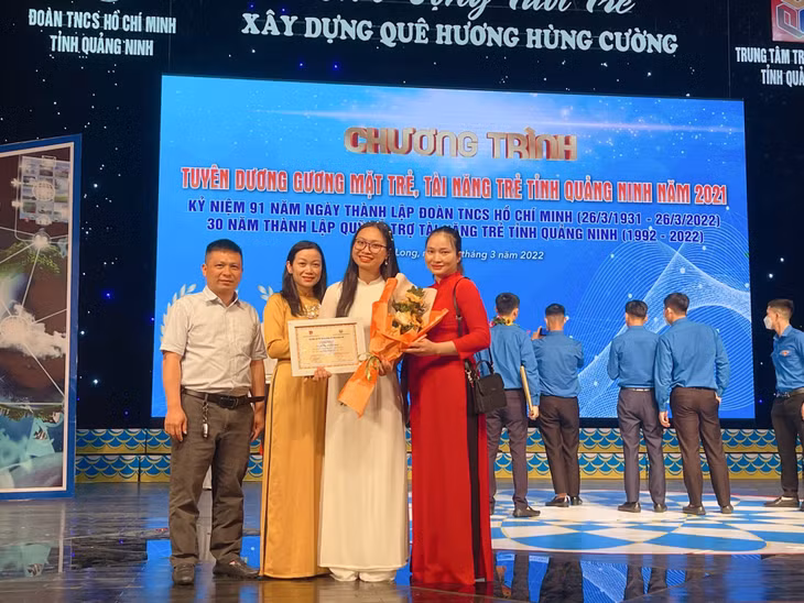 Hương Sang (thứ 2 từ phải sang) và gia đình tại Lễ tuyên dương Gương mặt trẻ, tài năng trẻ tỉnh Quảng Ninh năm 2022.