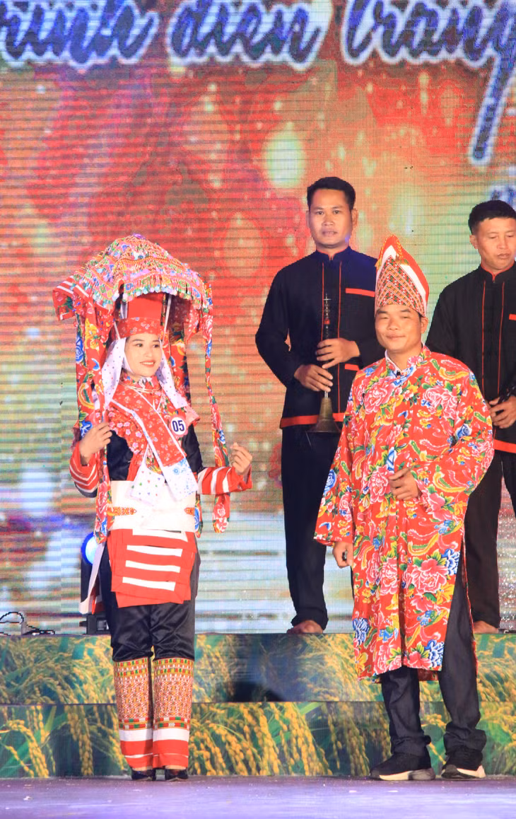 Trình diễn trang phục cô dâu dân tộc Dao Thanh Phán tại chung kết Hội thi “Người trình diễn trang phục dân tộc đẹp nhất huyện Bình Liêu năm 2022”.