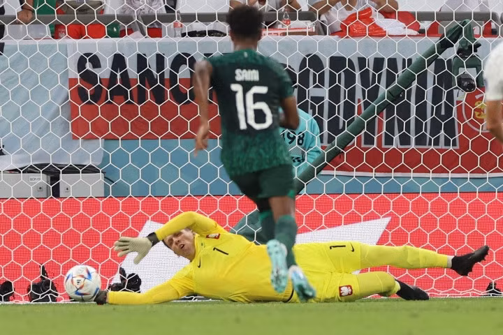 Thủ thành Szczesny cản phá 11m.