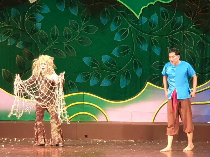 NSƯT Thành Lộc vào vai con hổ. Ảnh: VĂN HÀ