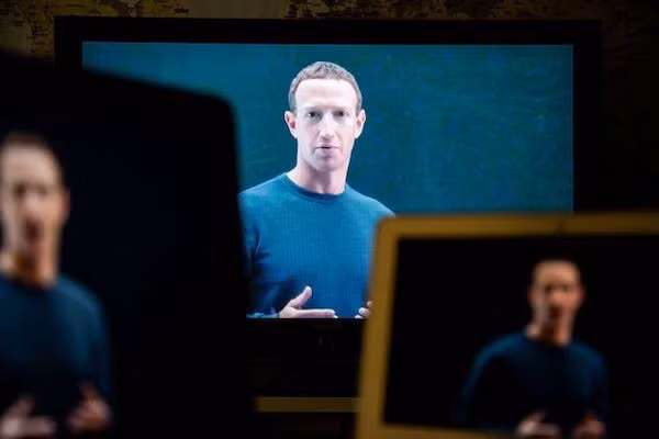 CEO Mark Zuckerberg đang chịu sức ép cắt giảm chi phí. Ảnh: WSJ