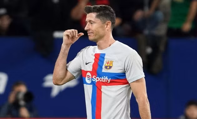 Lewandowski có hành động đưa tay lên miệng và chỉ về phía trọng tài.