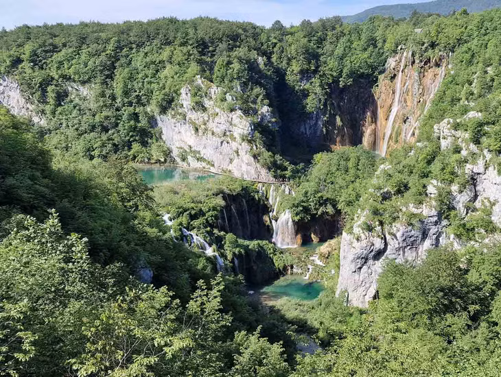 Bên cạnh mùa Thu, du khách có thể đến Vườn quốc gia Plitvice vào mùa Hè. Thời gian này, Plitvice được phủ một màu xanh mát của cây lá. Ảnh: Nguyễn Tất Thịnh