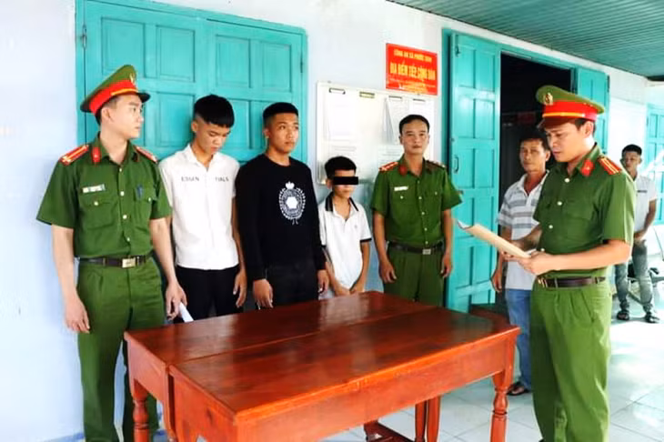 Tống đạt quyết định khởi tố bị can hai đối tượng cầm đầu.