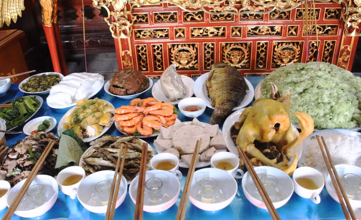 Mâm cơm kính dâng lên các vị thần, tổ tiên dịp lễ Mừng cơm mới ngoài xôi nếp lá gừng còn có khau nhục, thịt gà, thịt lợn, cá chép... Những món ăn tuy mộc mạc, nhưng đều là những sản vật của ruộng đồng được bà con nuôi, trồng cẩn thận suốt cả một năm để dành làm lễ.