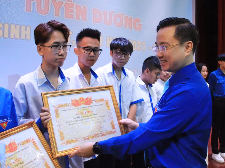 Đồng chí Hoàng Văn Hải, Bí thư Tỉnh Đoàn trao tặng bằng khen của BCH Tỉnh Đoàn cho các học sinh đạt danh hiệu "Học sinh 3 tốt" năm học 2021-2022.