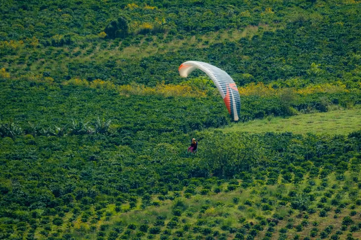 Bay dù lượn ngắm núi lửa Chư Đăng Ya ảnh 7