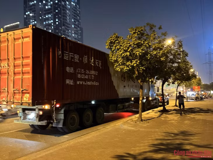 Chiếc container chở hàng lậu số lượng lớn bị CSGT phát hiện.