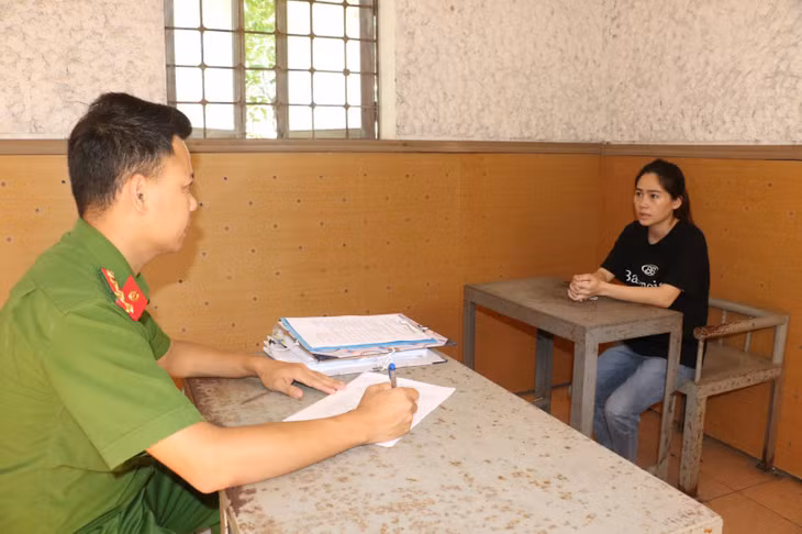 Cảnh sát lấy lời khai của đối tượng Cao Thị Thu Hà.