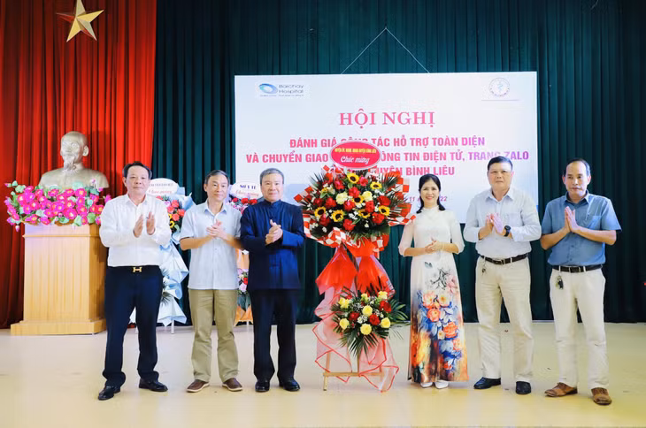 Lãnh đạo huyện Bình Liêu tặng hoa chúc mừng thành công trong công tác hỗ trợ toàn diện của Bệnh viện Bãi Cháy cho TTYT Bình Liêu.