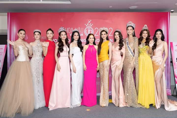 Dàn người đẹp lộng lẫy trên thảm đỏ.