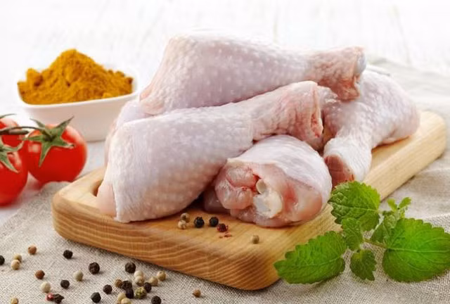 Thịt gà sống thường chứa vi khuẩn Campylobacter và Salmonella.