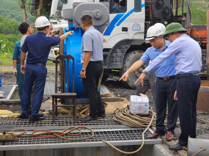 Lãnh đạo Công ty Cổ phần Nước sạch Quảng Ninh kiểm tra, đôn đốc việc bảo dưỡng, bảo trì hệ thống cấp nước.