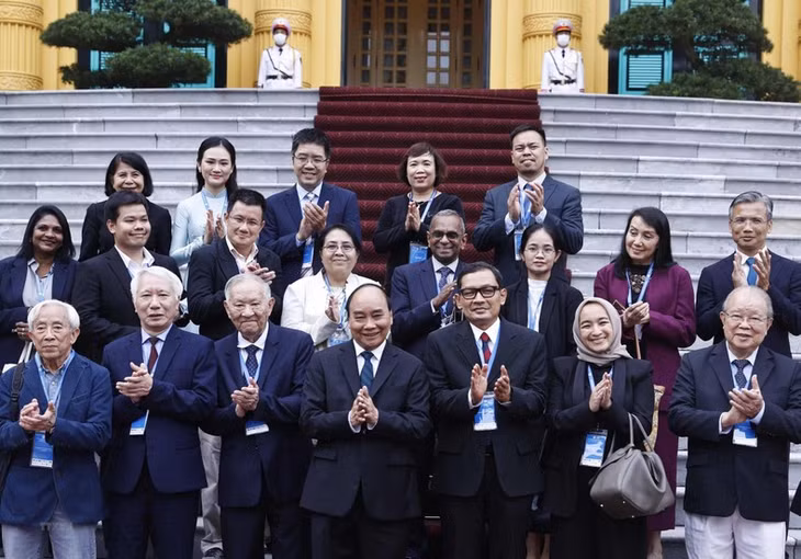 Chủ tịch nước Nguyễn Xuân Phúc với các đại biểu. (Ảnh: TTXVN)