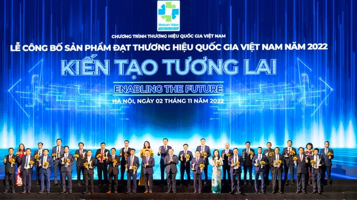 Đồng chí Lê Quốc Minh, Ủy viên Trung ương Đảng, Tổng Biên tập Báo Nhân Dân, Phó Trưởng Ban Tuyên giáo Trung ương, Chủ tịch Hội Nhà báo Việt Nam và đồng chí Nguyễn Văn Hùng, Ủy viên Trung ương Đảng, Bộ trưởng Văn hóa, Thể thao và Du lịch trao biểu trưng cho các doanh nghiệp đạt Thương hiệu quốc gia năm 2022.