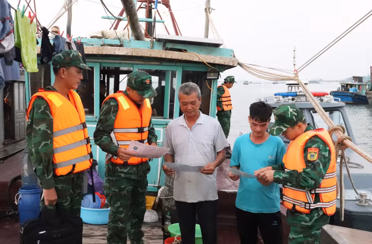 Lực lượng biên phòng Mũi Ngọc, Đồn Biên Phòng Trà Cổ (Móng Cái) tuyên truyền cho người dân không thực hiện khai thác thủy sản trái phép làm ảnh hưởng đến môi trường biển.
