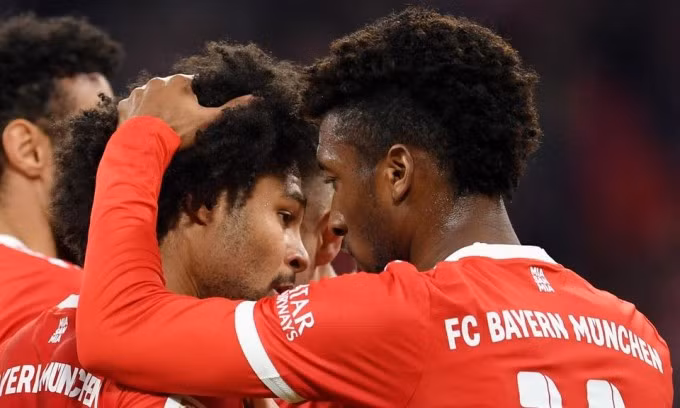Đồng đội chia vui với Gnabry sau khi anh ghi bàn vào lưới Bremen. Ảnh: Reuters.