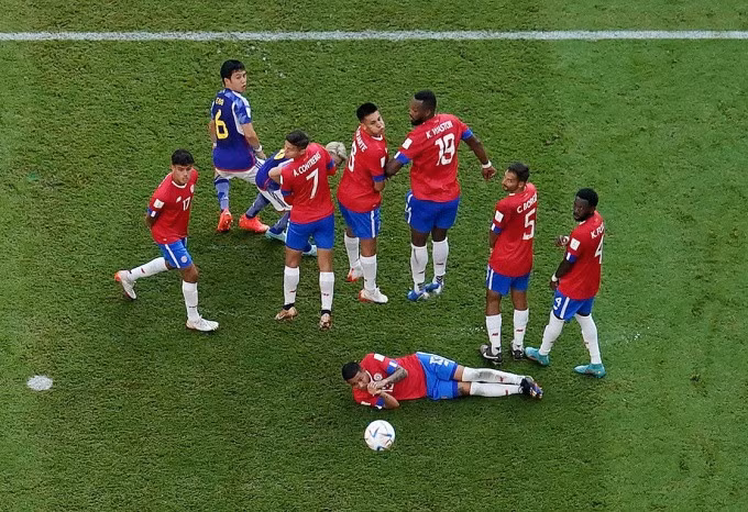 Hàng thủ Costa Rica (áo đỏ) đứng vững trước những pha đá phạt ở cự ly dưới 20 mét của đối thủ. Ảnh:Reuters.