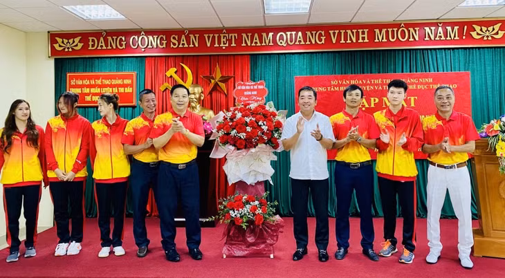 Đại diện lãnh đạo Sở Văn hóa - Thể thao Quảng Ninh tặng hoa chúc mừng Đoàn Thể thao Quảng Ninh tham dự Đại hội Thể thao toàn quốc lần thứ IX năm 2022.