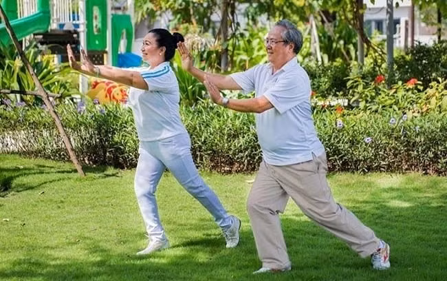 Hoạt động thể chất là lựa chọn điều trị đầu tiên tối ưu cho người cholesterol trong máu tăng.