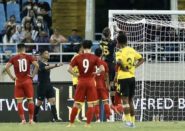 Doi tuyen Viet Nam nguoc dong danh bai CLB Borussia Dortmund hinh anh 4