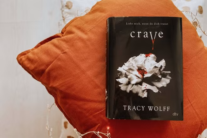 Crave là tập đầu tiên trong bộ ba truyện siêu nhiên của Tracy Wolff. Cuốn tiểu thuyết kể về câu chuyện của một phụ nữ trẻ có tên Grace. Cô cũng chính là người vừa phát hiện ra mình đã rơi vào lưới tình của một ma cà rồng. Đặc biệt hơn, cô phát hiện ra những con quái vật đáng sợ đang ẩn nấp đâu đó trong trường của mình. Bây giờ, điều quan trọng nhất Grace phải làm là cố gắng sống sót trong đầy rẫy những cạm bẫy có thể đã được sắp đặt từ lâu. Nguồn: Zeilenwanderer.