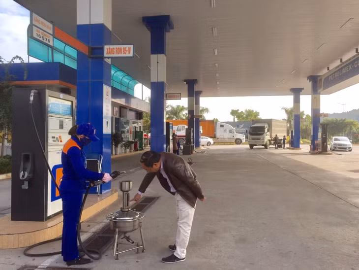 Cán bộ sở KH&amp;CN kiểm tra đo lường xăng dầu.