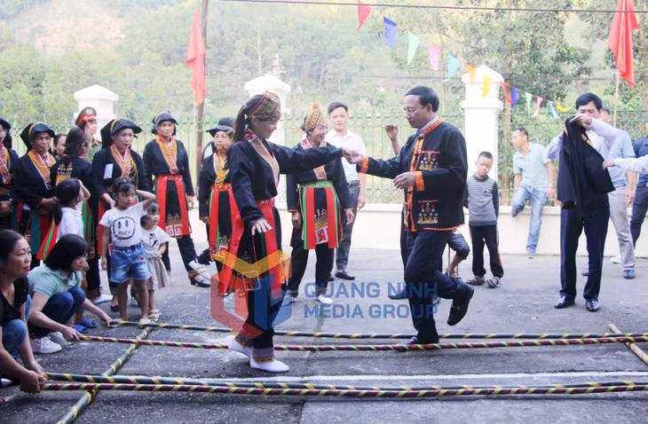 Đồng chí Bí thư Tỉnh ủy, Chủ tịch HĐND tỉnh chung vui Ngày hội đại đoàn kết toàn dân với đồng bào thôn Bằng Anh.