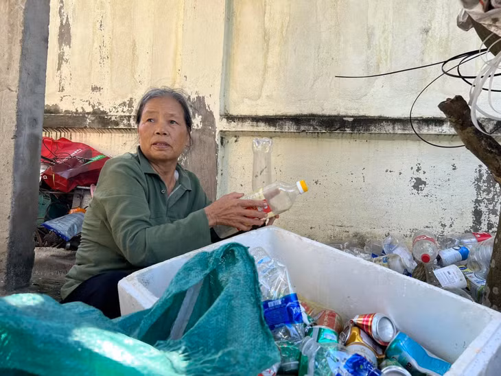 Bà Lường Thị Thắm 1 mình gồng gánh hàng ngày đi nhặt ve chai chăm chồng mù lòa và 2 cháu mồ côi