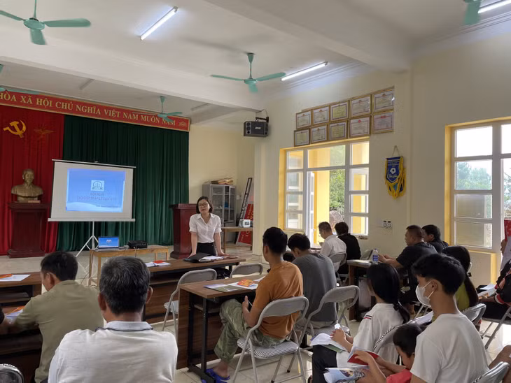 Cán bộ Trung tâm Trợ giúp pháp lý nhà nước (Sở Tư pháp) tư vấn, trợ giúp pháp lý cho người dân xã Hoành Mô (huyện Bình Liêu).